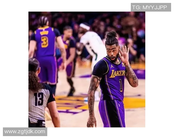 足球巨星赤膊挥汗训练尽显力量与激情魅力瞬间