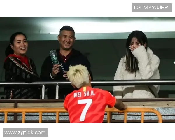 中国足球星女友的时尚生活与爱情故事背后的独特魅力解析