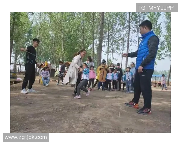 周末陪孩子踢足球放松心情,亲子时光尽享快乐与成长 周末陪孩子踢足球放松心情,亲子时光尽享快乐与成长