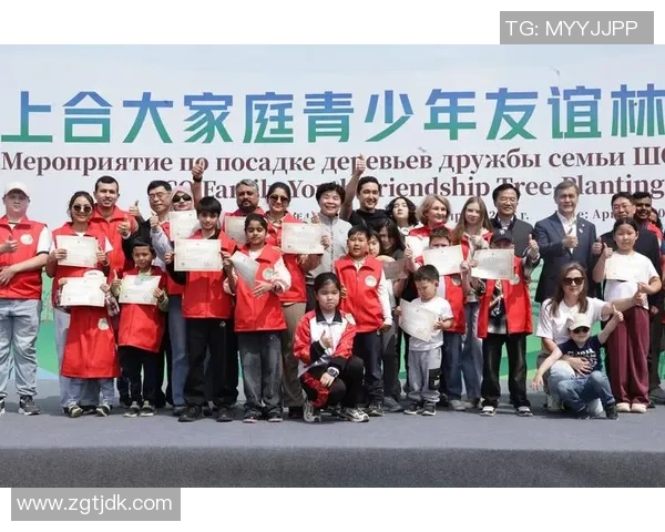 足球巨星齐聚一堂 合影留念记录历史时刻 展现荣耀与激情 足球巨星齐聚一堂 合影留念记录历史时刻 展现荣耀与激情